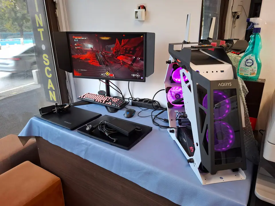 Calculator desktop gaming testat împreună cu monitor și periferice