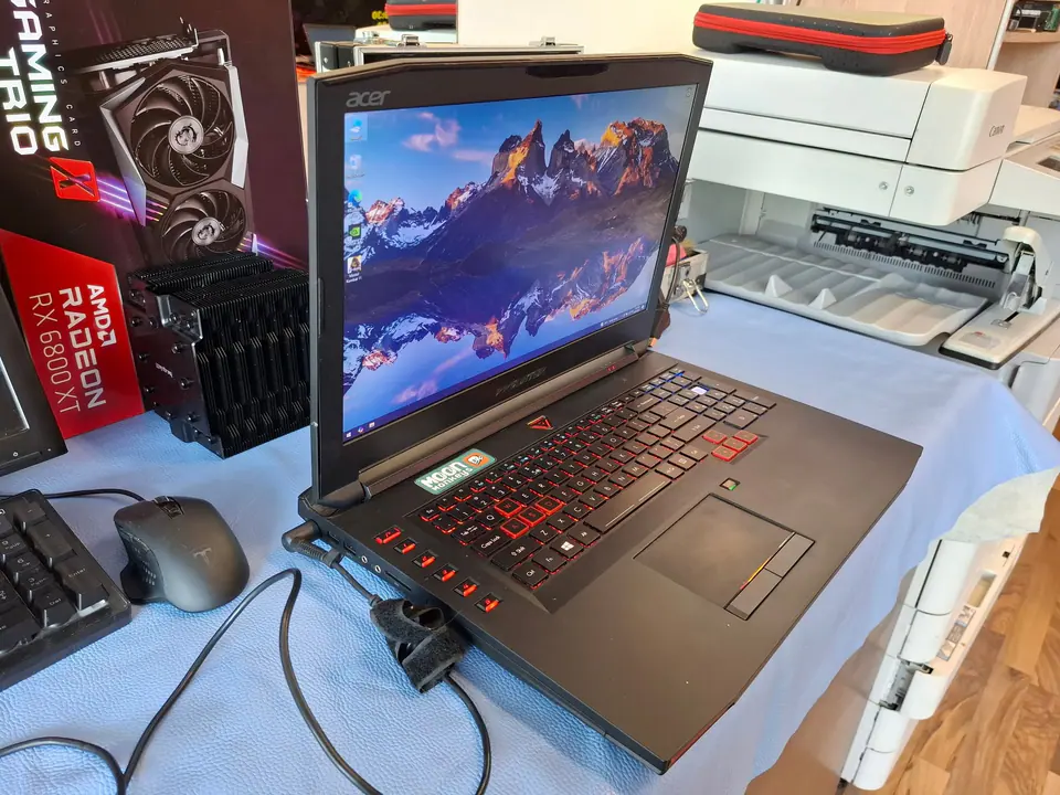 Laptop gaming pornit pentru diagnosticare și configurare