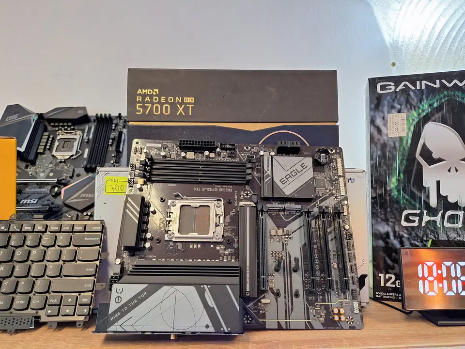 Placă de bază și componente hardware pregătite pentru verificare