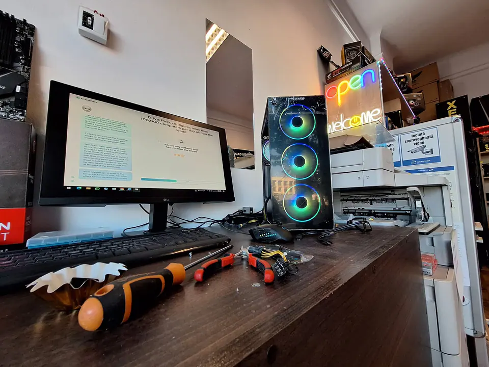 Calculator cu iluminare RGB și unelte pe bancul de diagnosticare