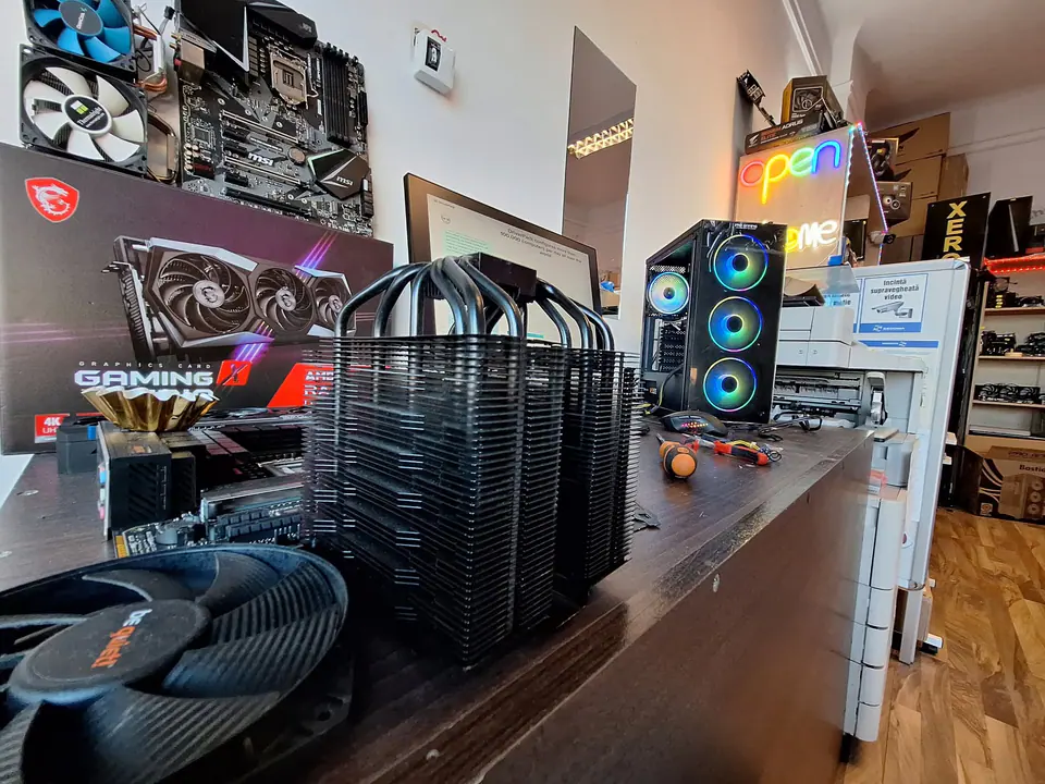 Radiatoare, ventilatoare și componente pregătite pentru mentenanță