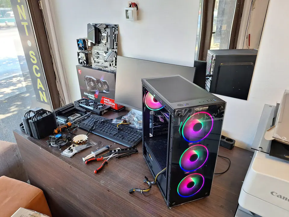 Calculator desktop cu ventilatoare RGB pe bancul de lucru